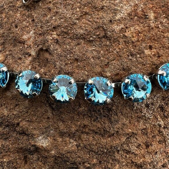 Handcrafted choker necklace with Aquamarine Swarovski crystals in a cupchain - Picture 3 of 6